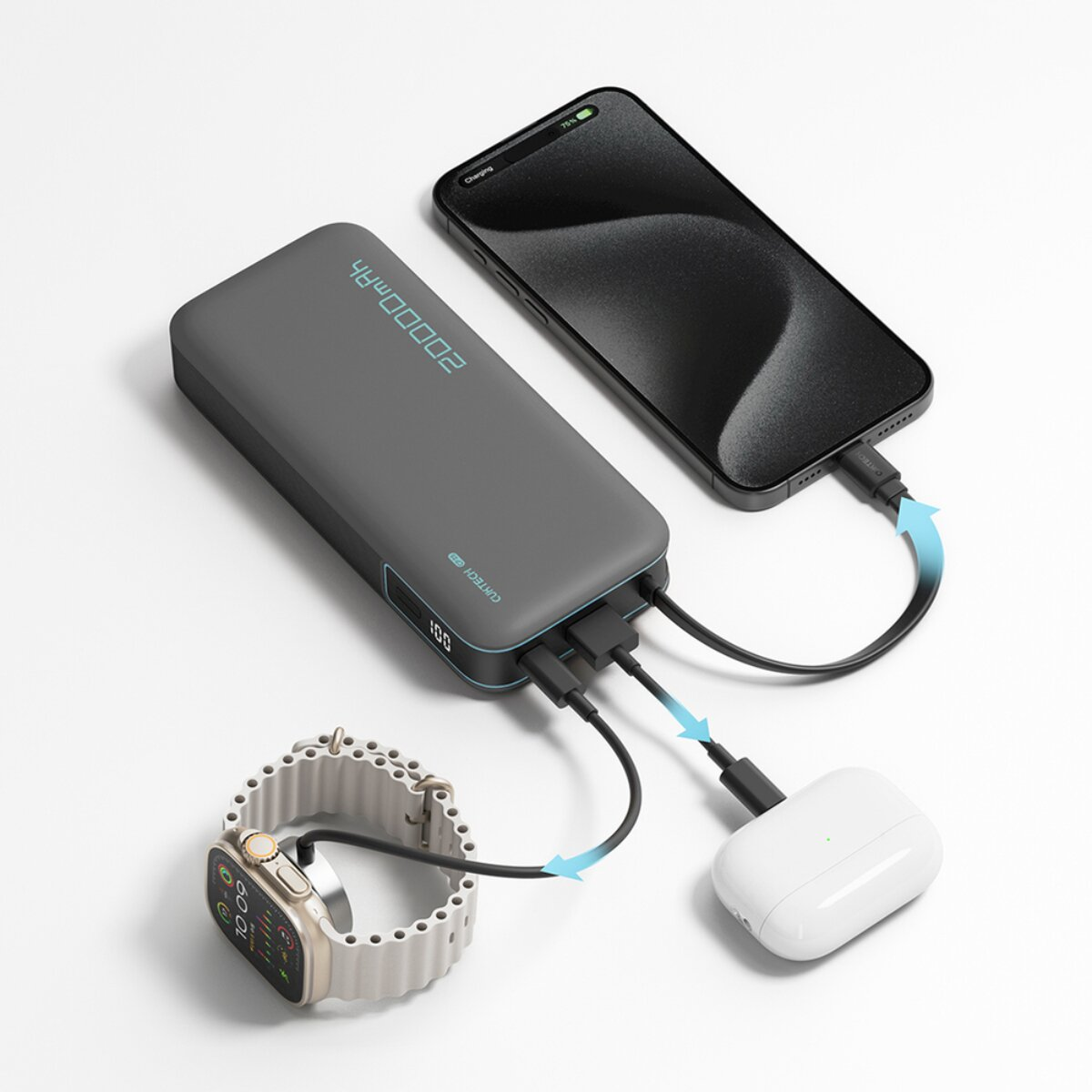 Un power bank grigio carica uno smartphone, auricolari wireless e uno smartwatch su sfondo bianco.