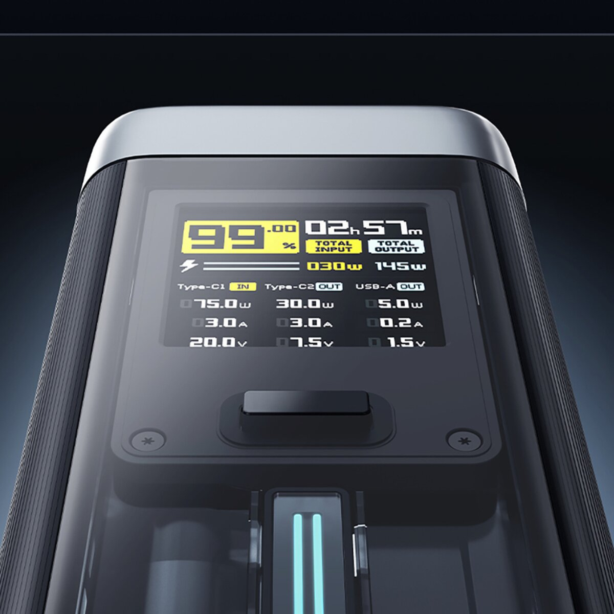 Il display digitale di un power bank portatile mostra il livello della batteria al 99 percento, input e output.
