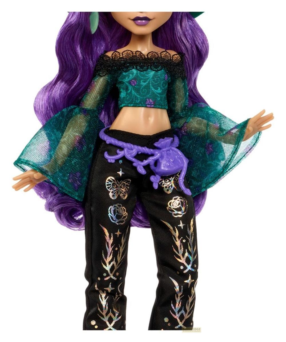 Modepuppe mit langen lila Haaren, grünem Netz-Crop-Top und schwarzen Hosen mit irisierenden Blumen- und Schmetterlingsmustern.