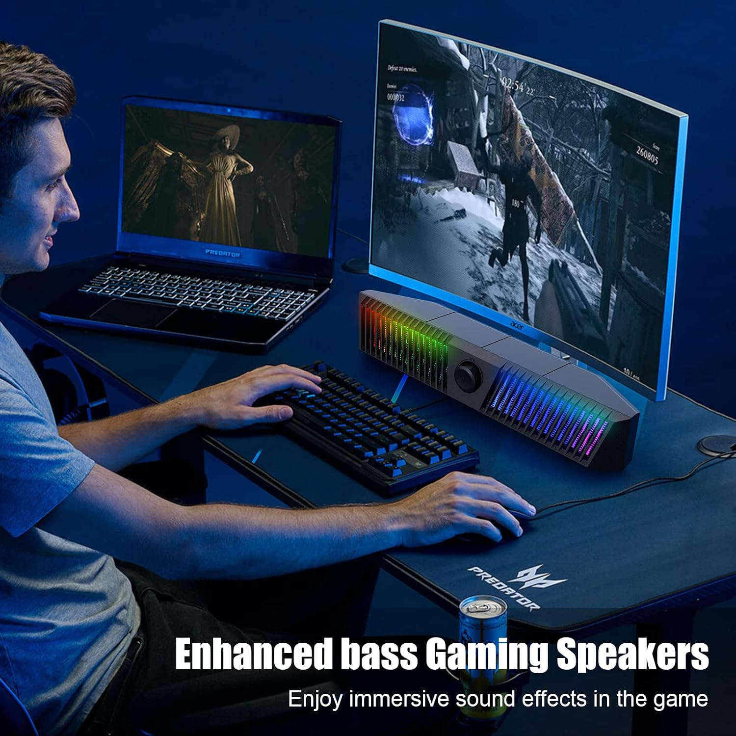 Ein Gamer nutzt RGB-Gaming-Lautsprecher am Schreibtisch mit Laptop, Monitor und Tastatur.