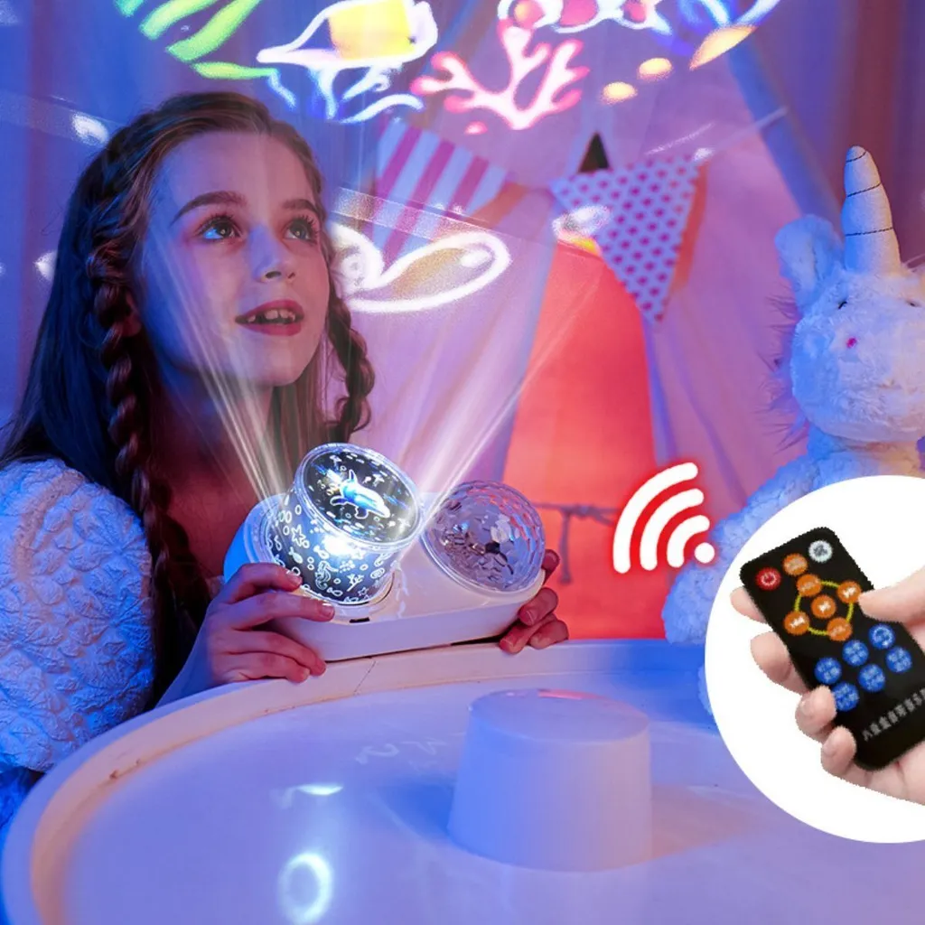 Ein lächelndes Mädchen hält einen Sternennachthimmel-Projektor, eine Fernbedienung und ein Einhorn im Hintergrund.