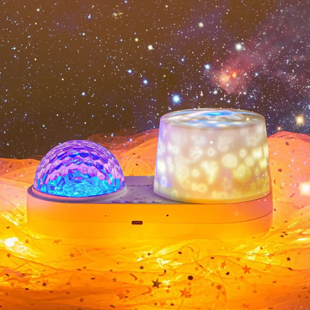 Ein Nachtlichtprojektor mit blauer Kristallkuppel und zylindrischem Sternenprojektor vor orangefarbenem Hintergrund.
