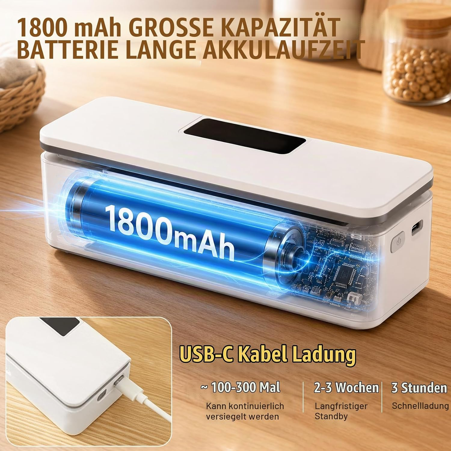 Weißes Vakuumiergerät auf Holztisch mit blauer 1800mAh Batterie und USB-C-Ladeanschluss.