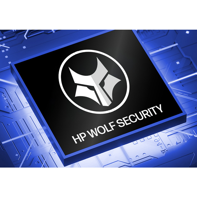 Un microprocessore blu con il logo HP Wolf Security poggiato su un circuito stampato illuminato.