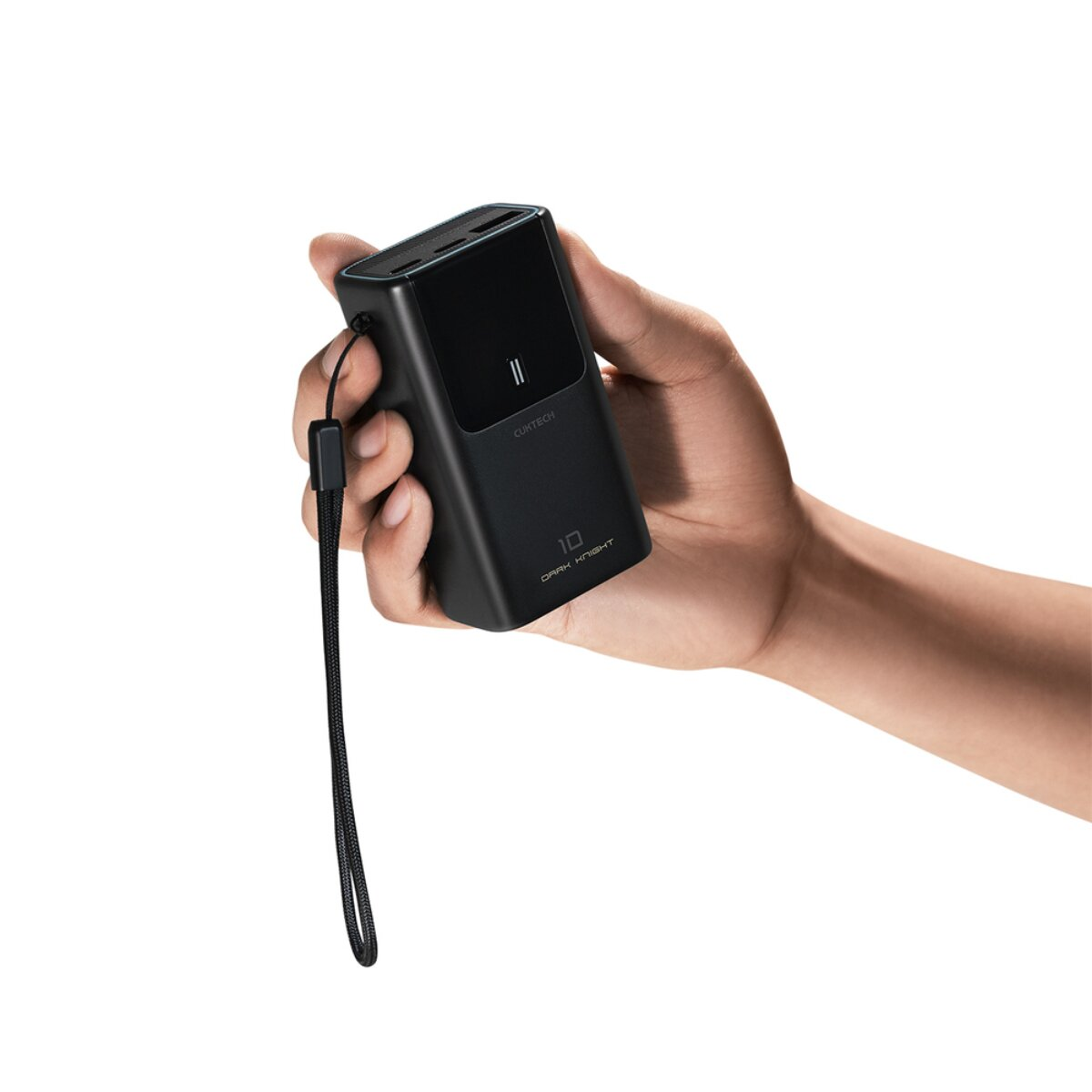 Eine Hand hält eine schwarze Cuktech Powerbank mit einer daran befestigten kurzen Trageschlaufe vor weißem Hintergrund.