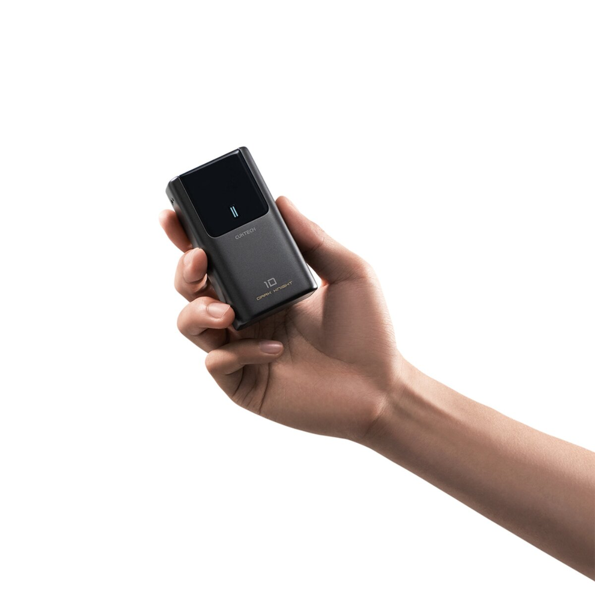 Eine Hand hält eine schlanke, schwarze Cuktech Powerbank vor weißem Hintergrund.