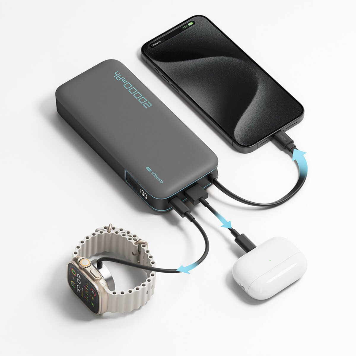 Eine graue Powerbank lädt gleichzeitig ein Smartphone, kabellose Ohrhörer und eine Smartwatch auf weißem Grund.