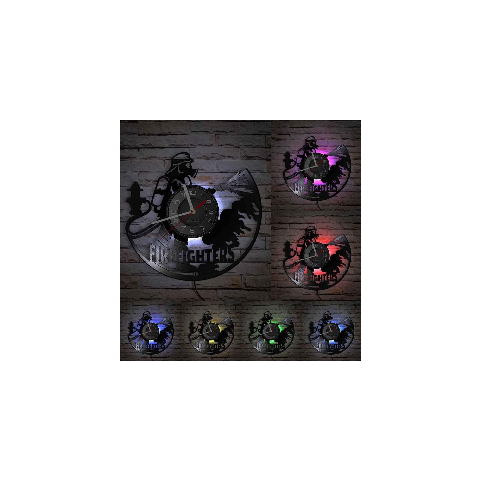 Eine Vinyl-Wanduhr zum Thema Feuerwehr mit LED-Hintergrundbeleuchtung vor einer Ziegelwand.