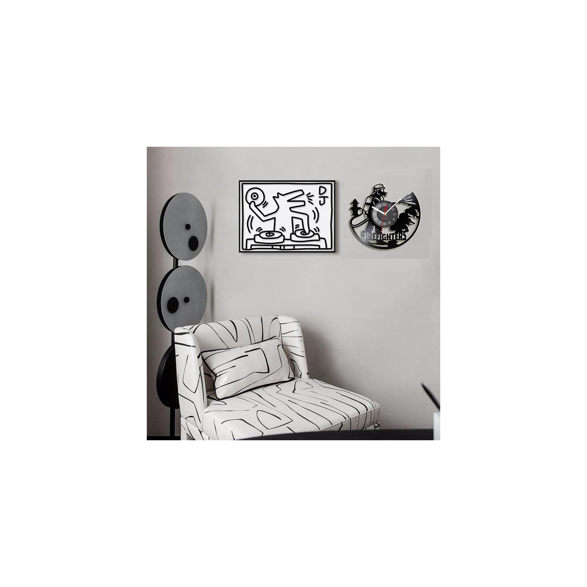 Ein weiß-gemusterter Sessel steht vor einer grauen Wand mit gerahmter Kunst und einer Uhren-Skulptur.