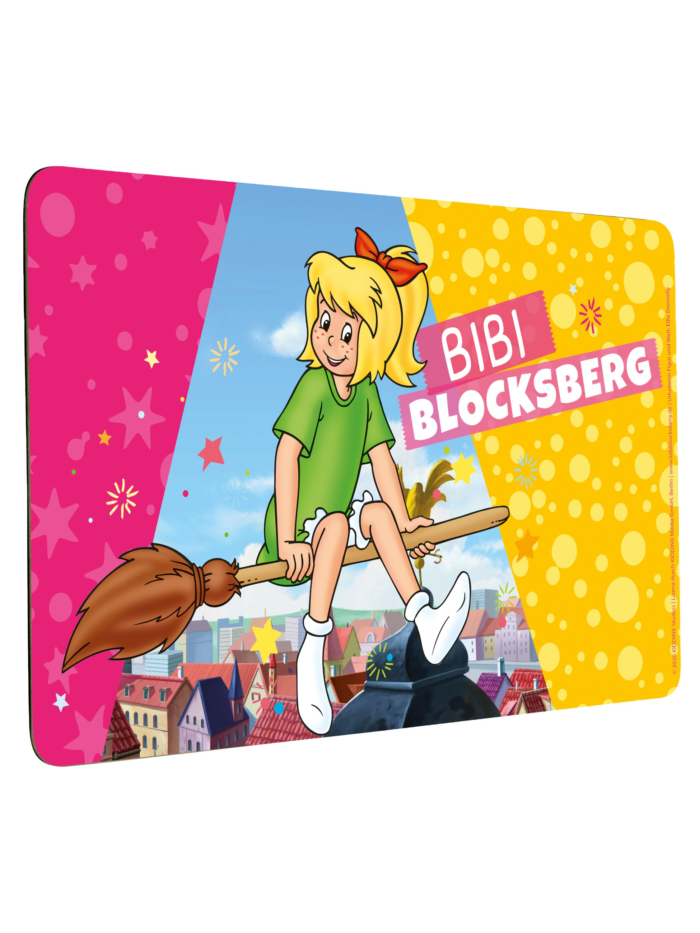 Bibi Blocksberg sitzt auf einem Besen über einer Stadt, umgeben von einem bunten Hintergrund mit Sternen.