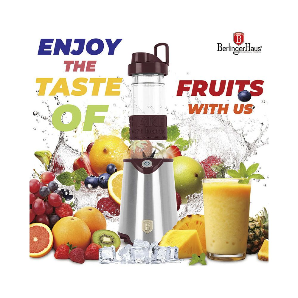 Blender portable argenté et marron entouré de fruits frais, de baies, d'éclaboussures d'eau et d'un verre de smoothie.