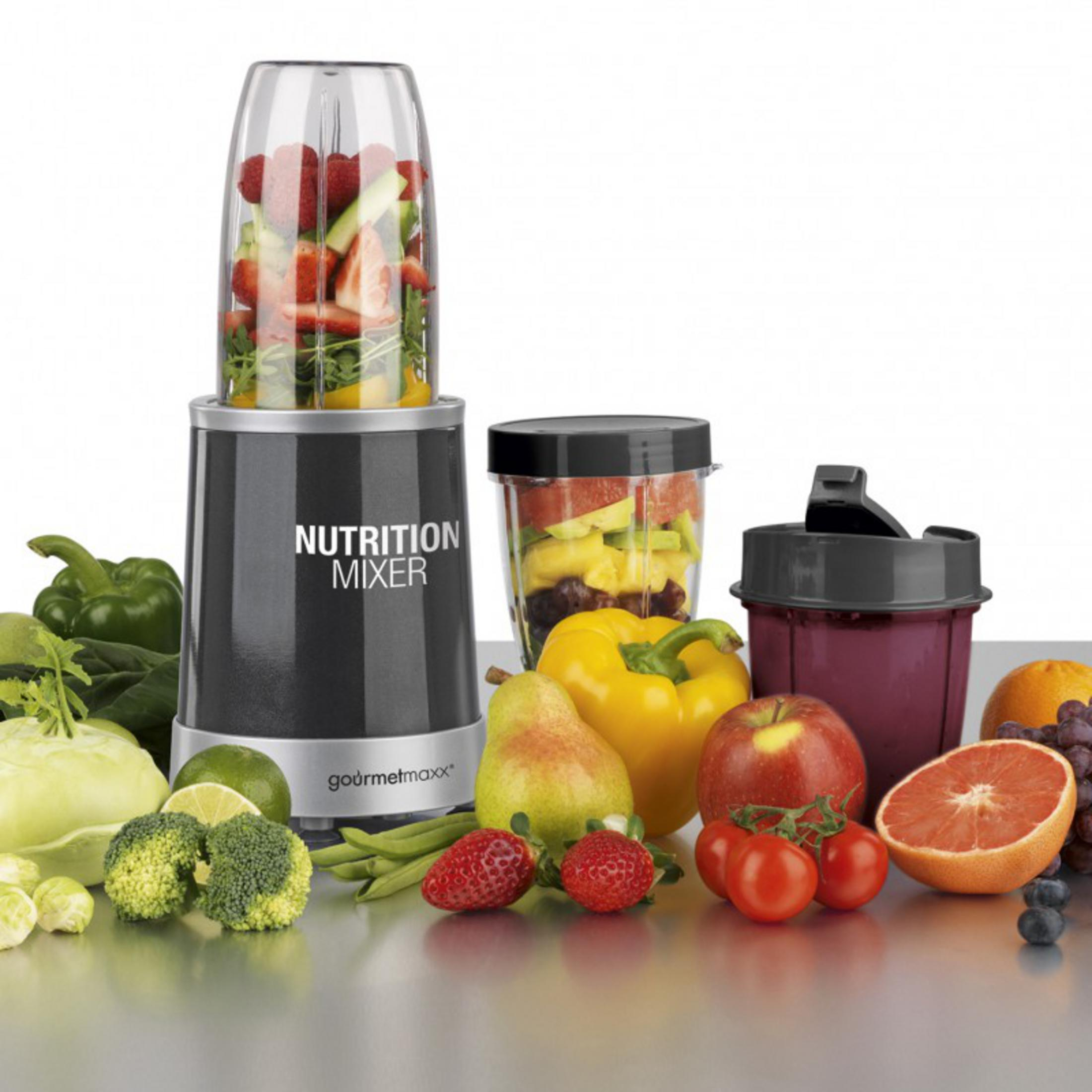 Un frullatore Gourmetmaxx grigio con frutta e verdura fresca su una superficie metallica.