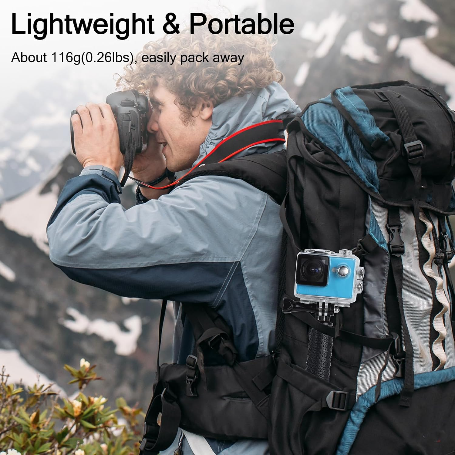 Hiker mit Rucksack und Kamera fotografiert in den Bergen, mit Text für tragbare Ausrüstung.