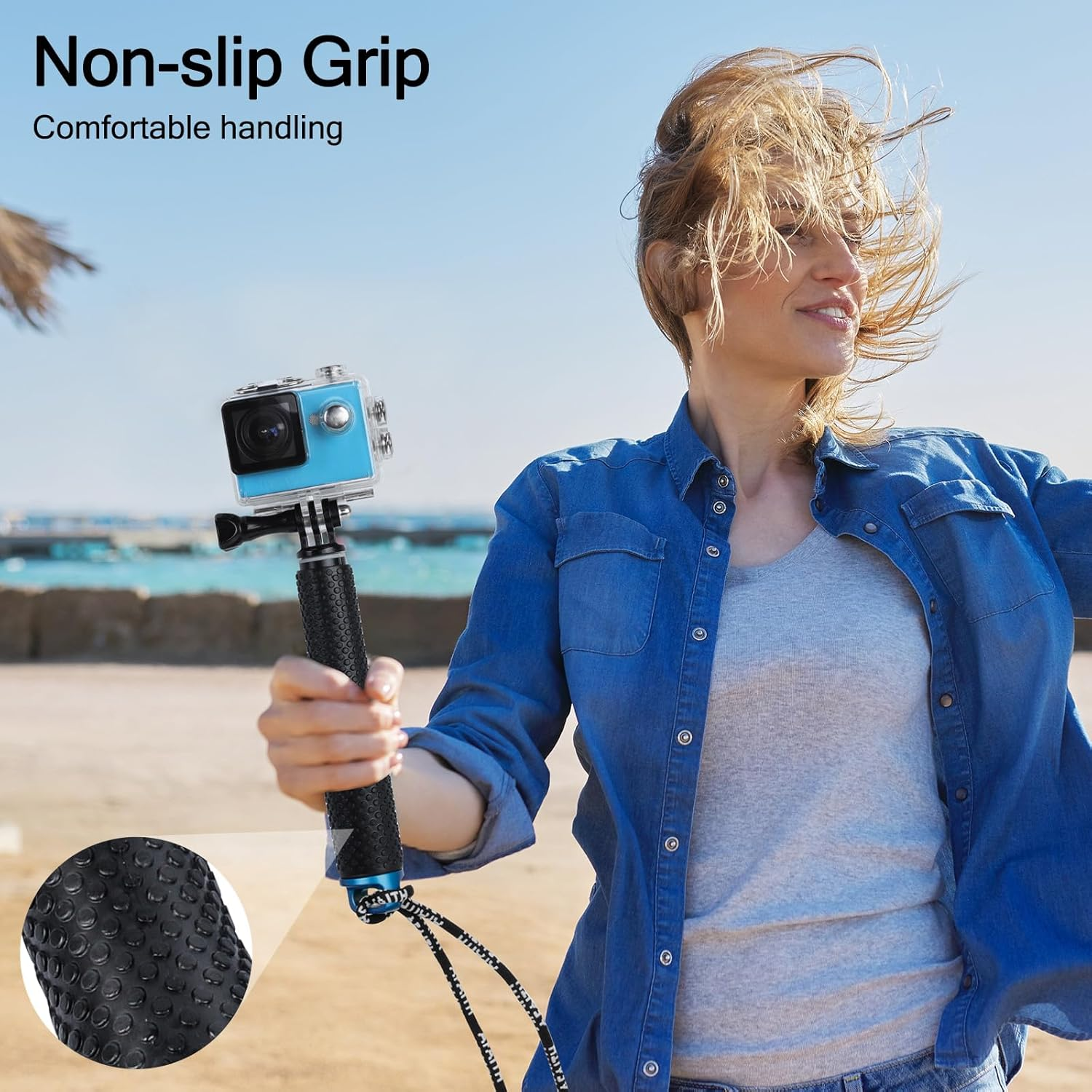 Eine Frau hält eine Actioncam mit rutschfestem Griff am Strand. Text oben links.