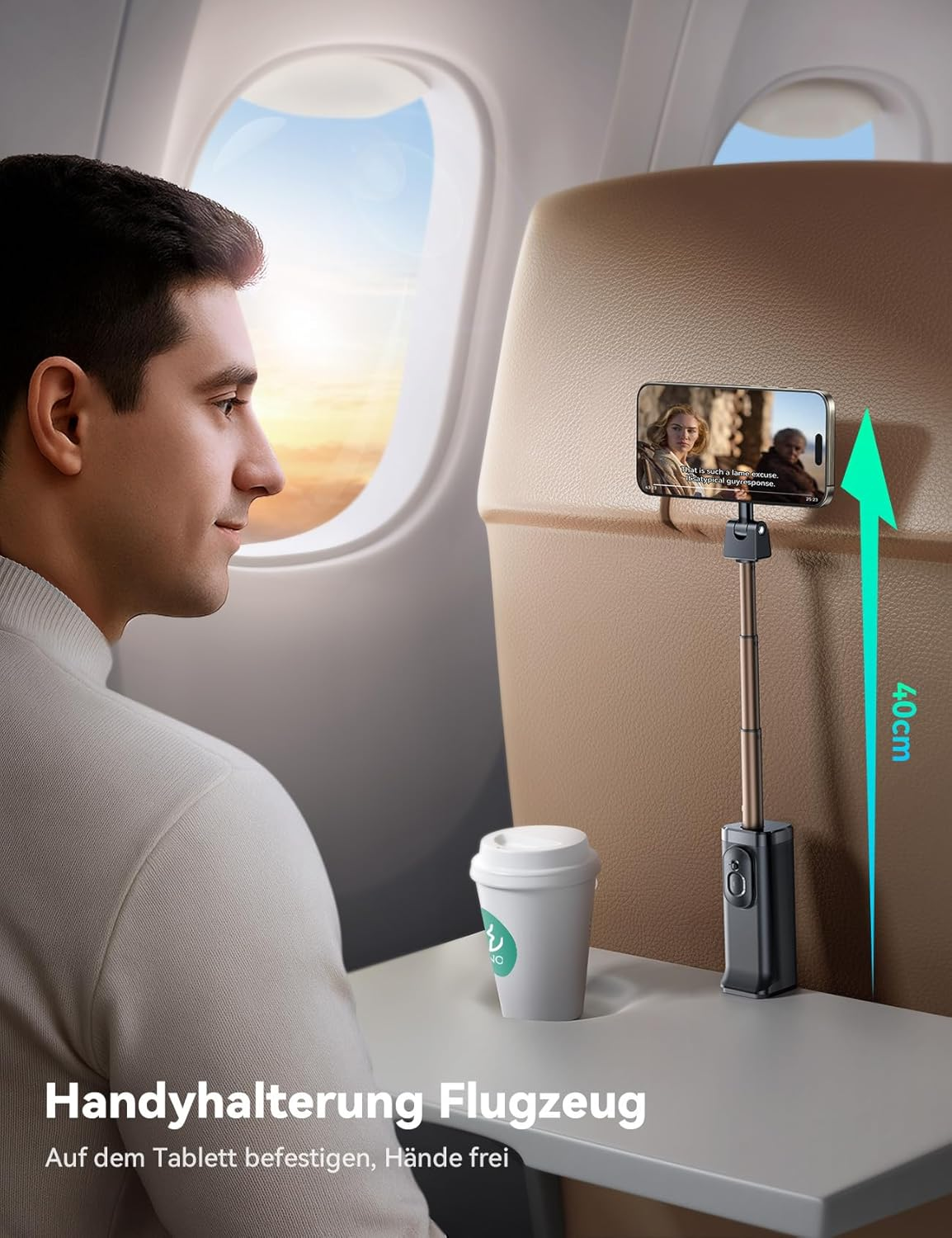Ein Mann sitzt in einem Flugzeug und schaut auf ein Smartphone, das an einem Ständer auf dem Klapptisch befestigt ist.