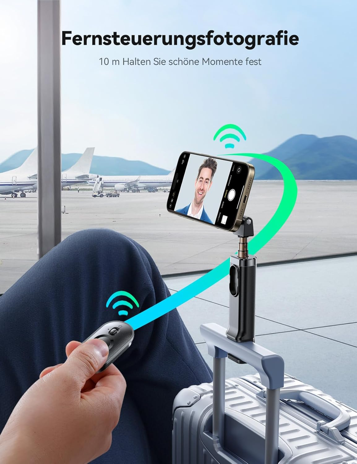 Eine Hand hält eine Fernbedienung für ein Smartphone auf einem Koffergriff, mit Flughafen im Hintergrund.
