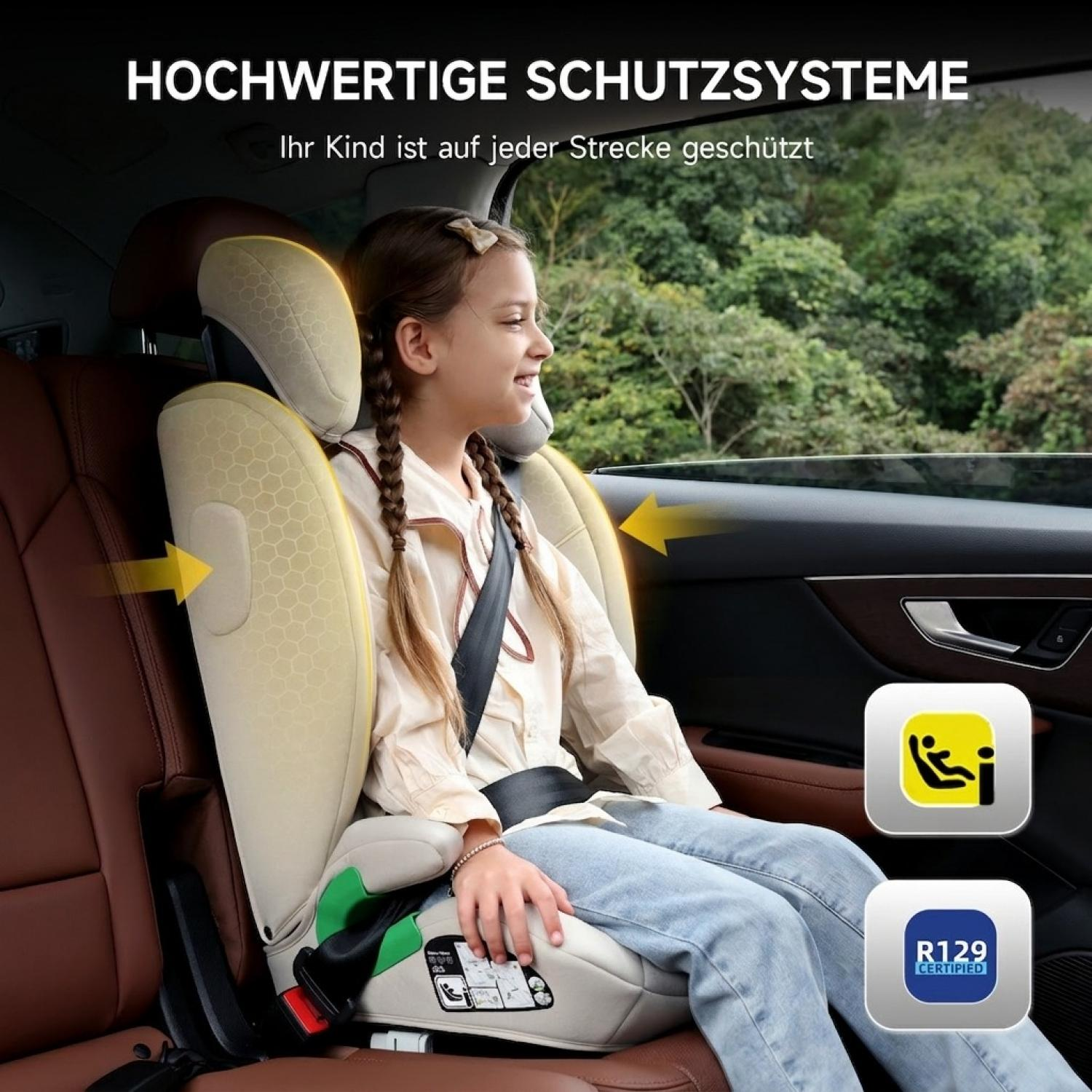 Ein Mädchen sitzt sicher in einem Autositz auf dem Rücksitz, während draußen Bäume vorbeiziehen.