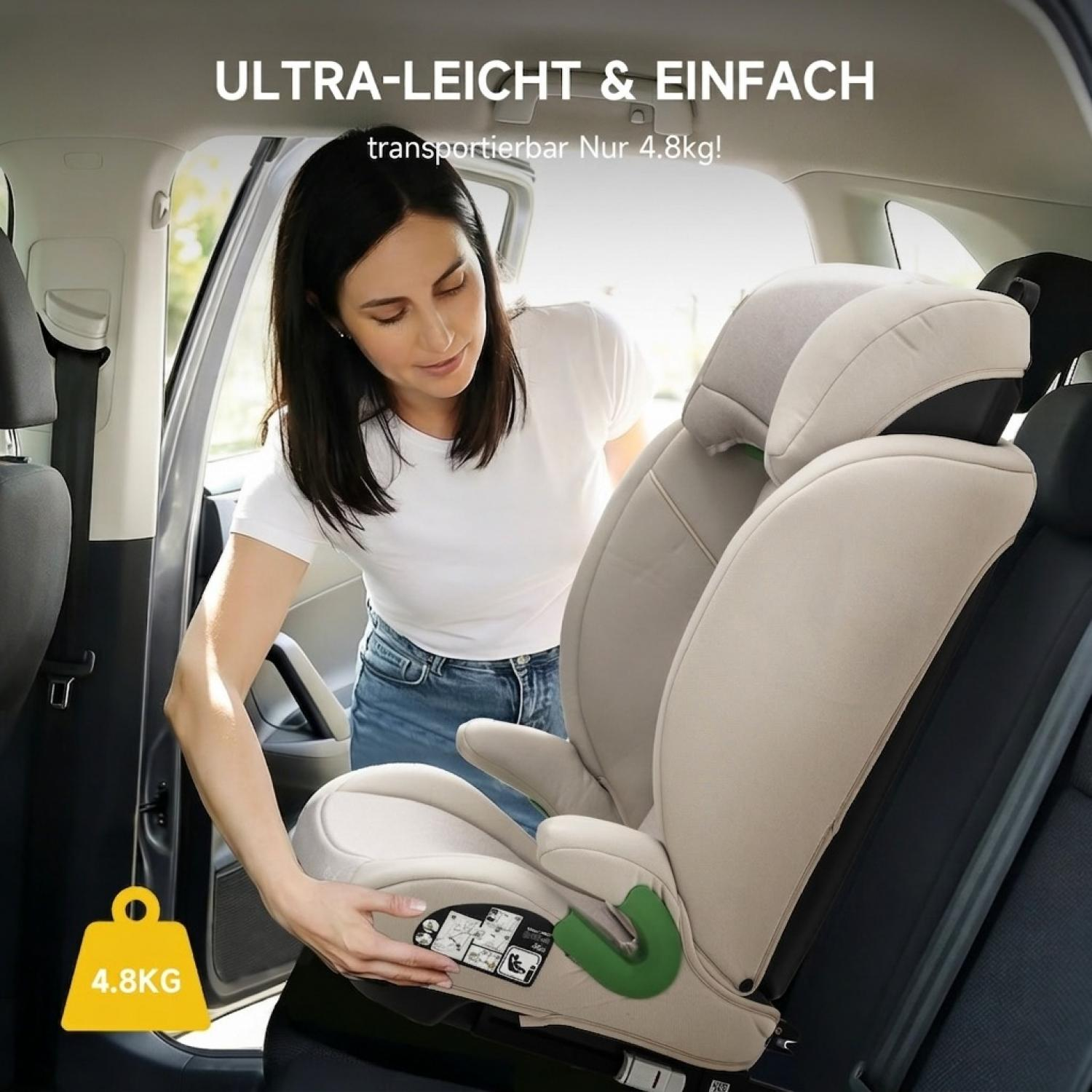 Eine Frau in einem Auto installiert einen leichten, beige Kindersitz auf der Rücksitzbank.