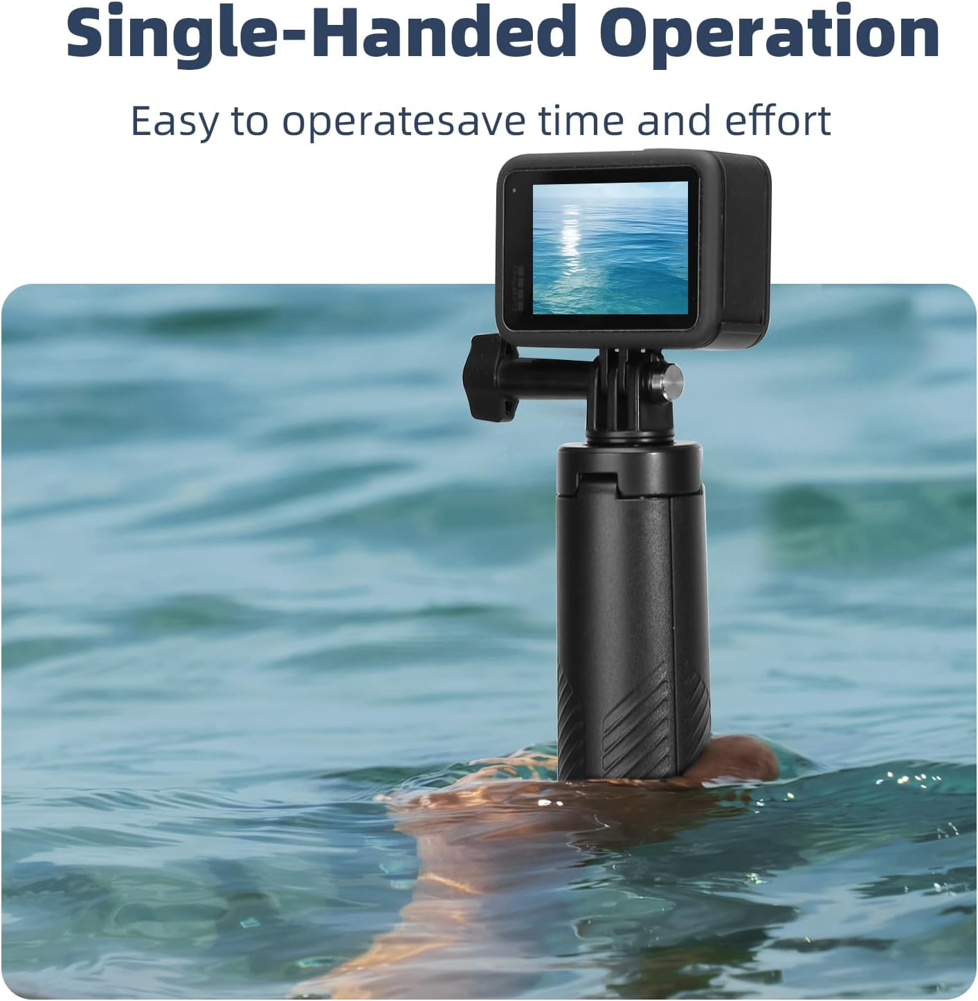 Eine Hand hält eine GoPro-Kamera auf einem Stick im Wasser mit Text oben.