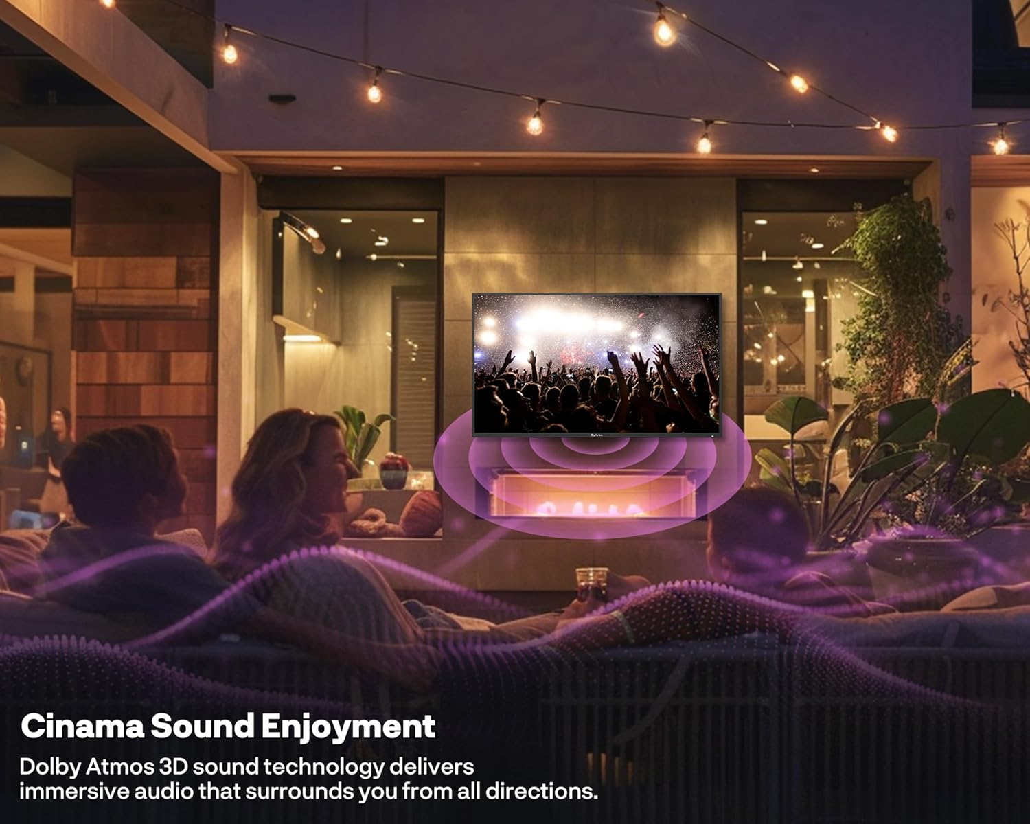 Familie schaut abends auf einer Terrasse TV mit Dolby Atmos 3D-Sound.