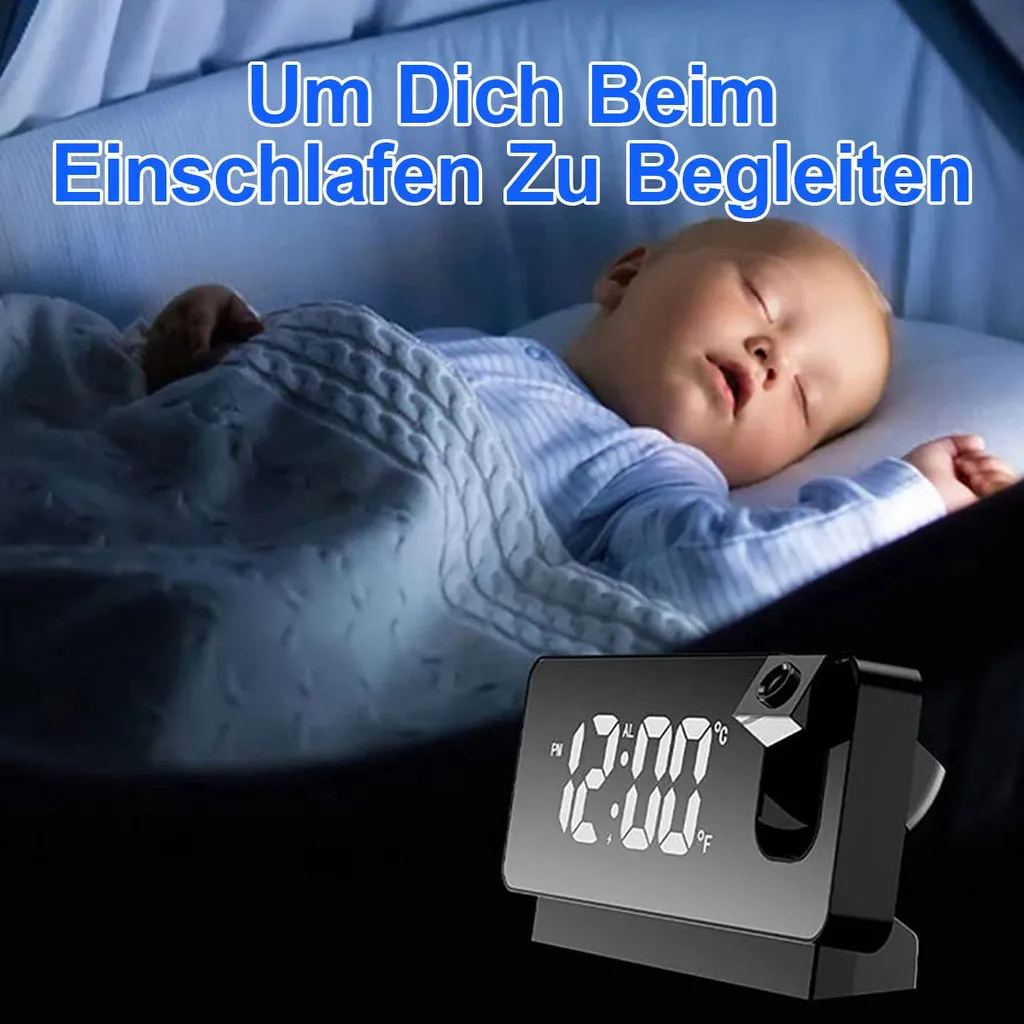 Ein Baby schläft friedlich in einem Bettchen mit einem digitalen Projektionswecker im Vordergrund.