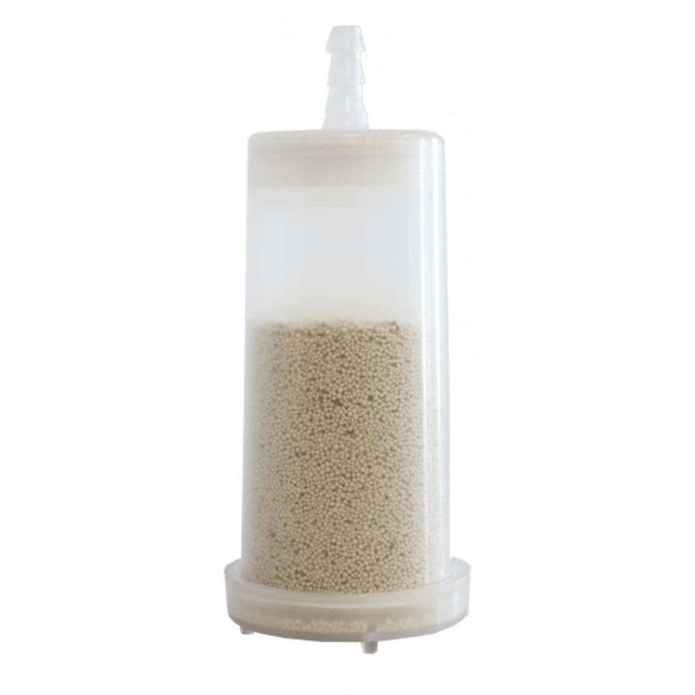 Eine zylindrische weiße Wasserfilterkartusche gefüllt mit kleinen beigen Perlen und einer Schlauchtülle oben.