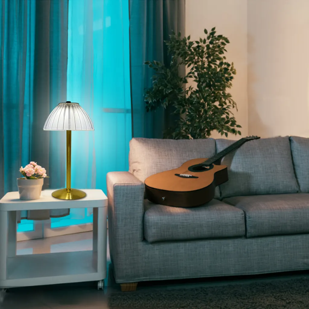 Eine moderne Lampe auf einem weißen Tisch neben einem grauen Sofa mit Gitarre und einer Zimmerpflanze.