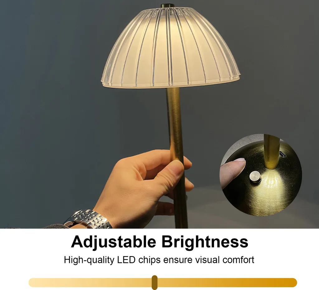 Hand berührt eine goldene LED-Tischlampe mit geripptem Lampenschirm, Inset zeigt den Touch-Schalter.