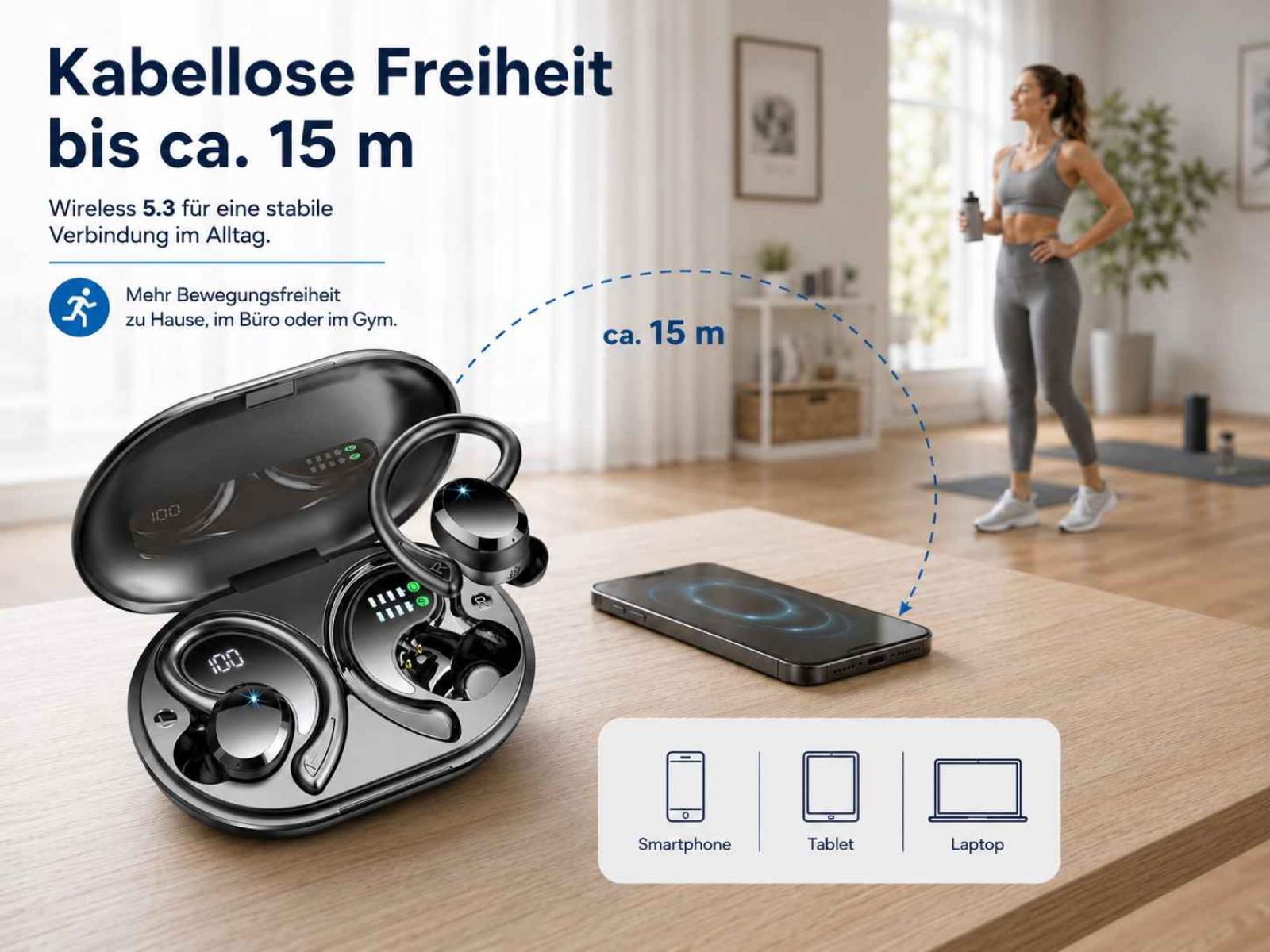Kabellose Ohrhörer im Ladecase auf einem Tisch mit Smartphone und einer Sportlerin im Hintergrund.