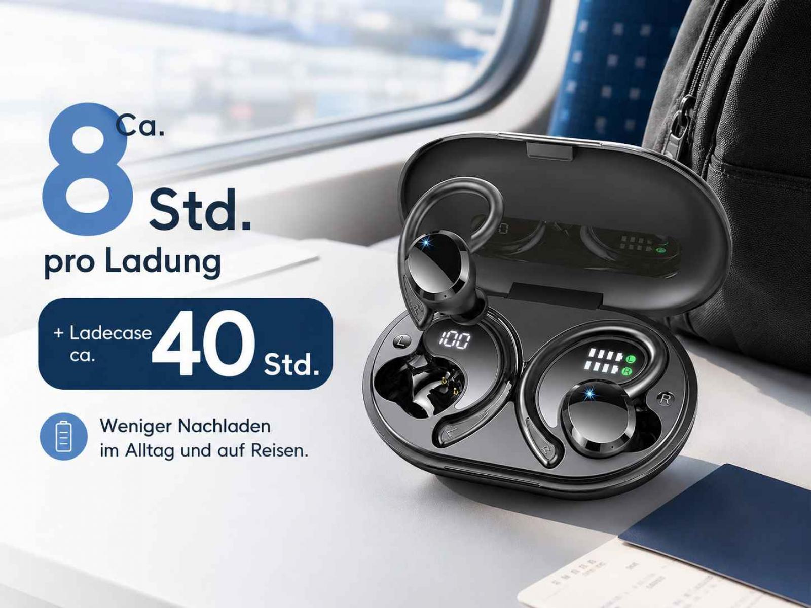 Schwarze In-Ear-Kopfhörer in Ladecase mit Digitalanzeige auf weißem Tisch vor Zugfenster.