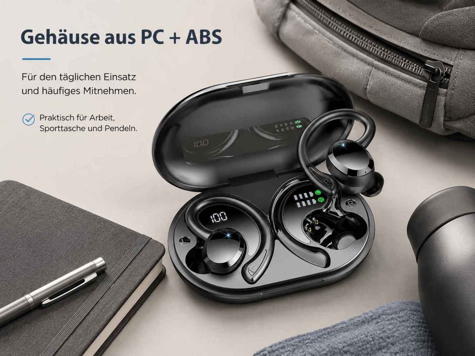 Schwarze kabellose Kopfhörer mit digitaler Ladeanzeige im Etui auf einem Tisch mit Notizbuch und Rucksack.