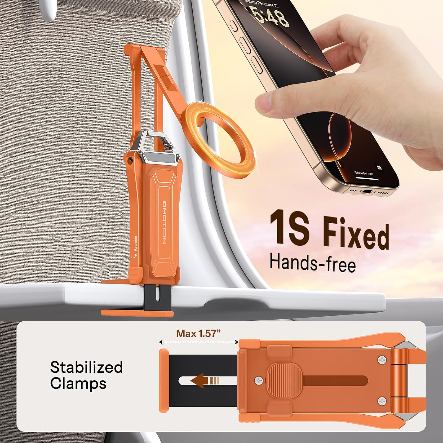 Eine orangefarbene Freisprech-Handyhalterung an einem Flugzeugtisch, daneben hält eine Hand ein Telefon.