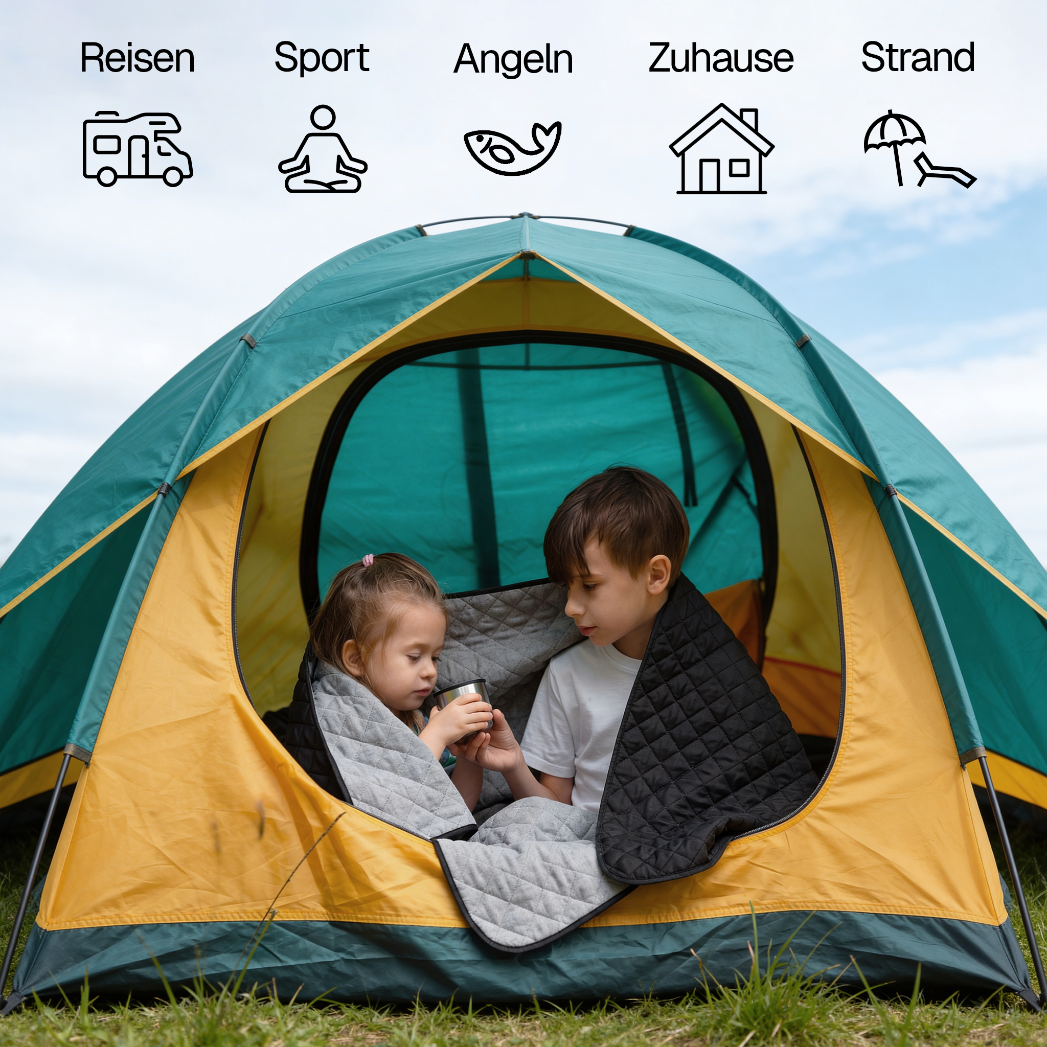 Zwei Kinder sitzen in einem grünen und gelben Zelt, umwickelt mit Decken und halten einen Becher.