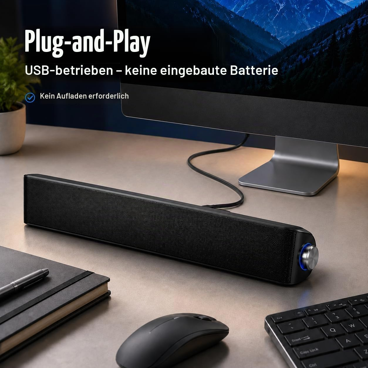 Eine schwarze Soundbar auf einem Schreibtisch mit Monitor, Tastatur und Maus sowie deutschem Text.