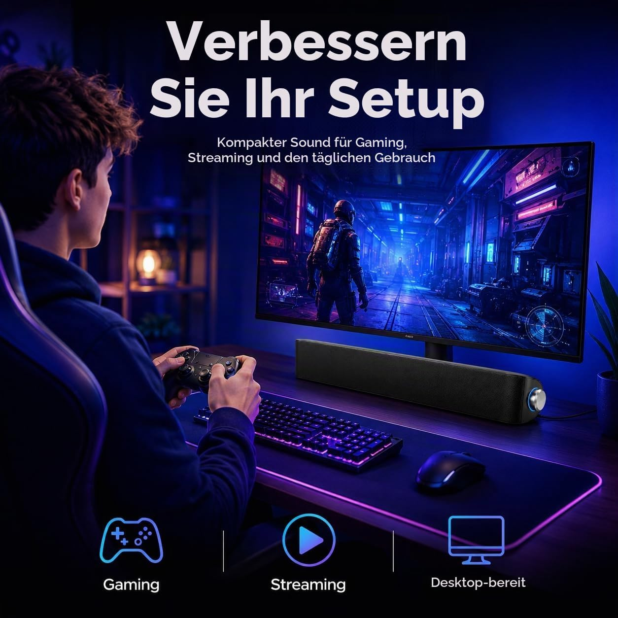 Ein junger Mann spielt Videospiele an einem Schreibtisch mit Monitor, Tastatur, Maus und Soundbar.