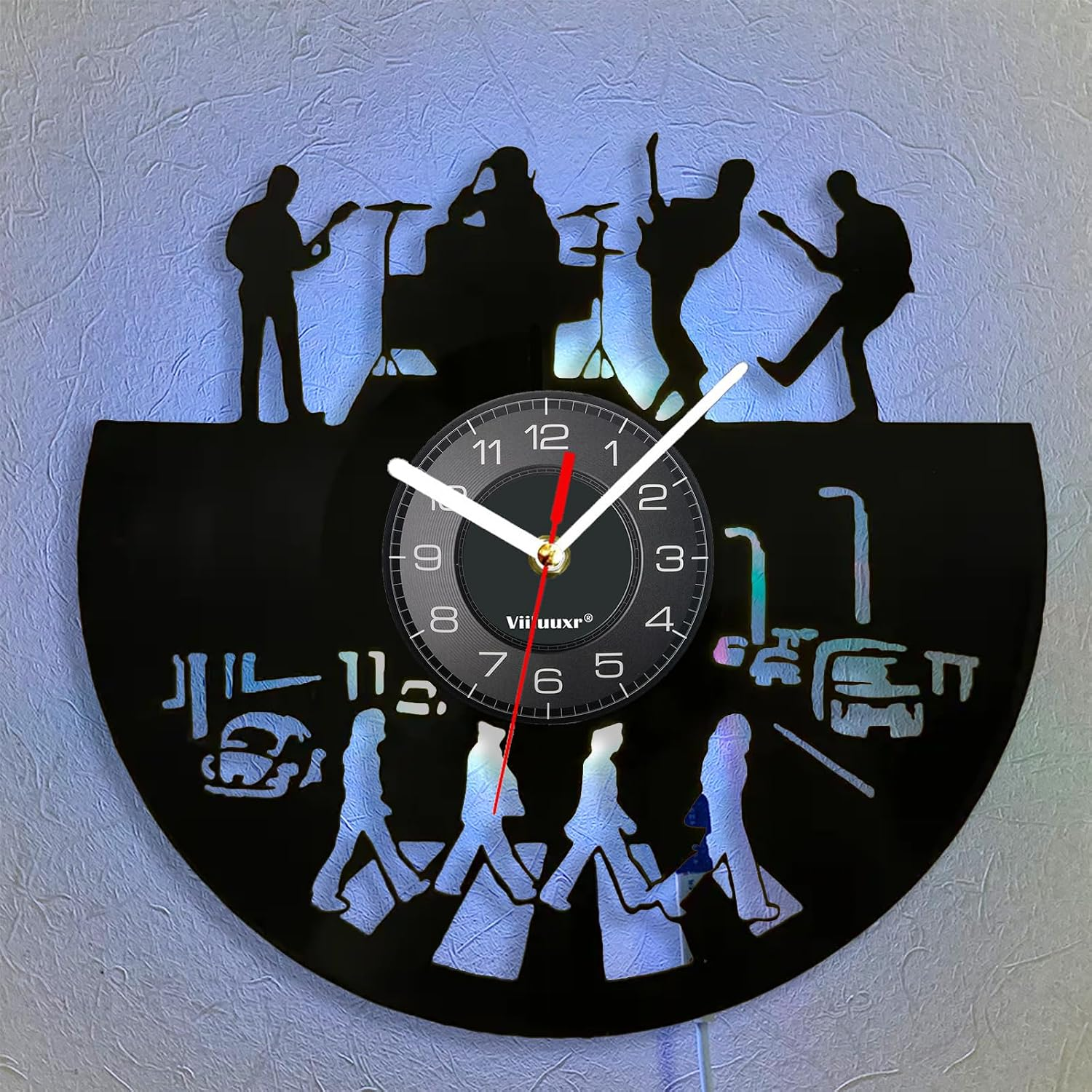 Wanduhr aus Vinyl mit einer Rockband oben und den Beatles auf der Abbey Road unten.