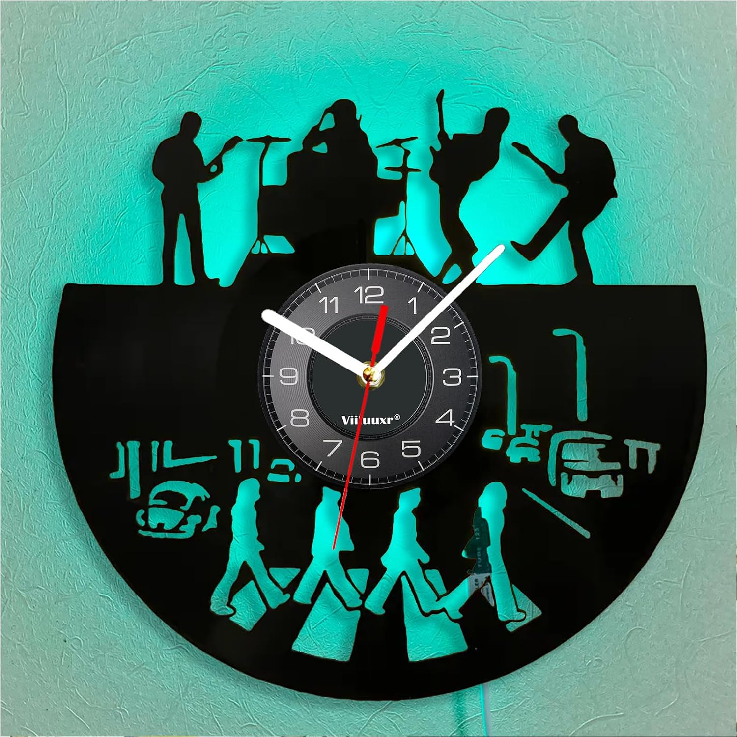 Wanduhr aus Schallplatte mit Band-Silhouetten oben und Beatles Abbey Road Motiv unten, beleuchtet.