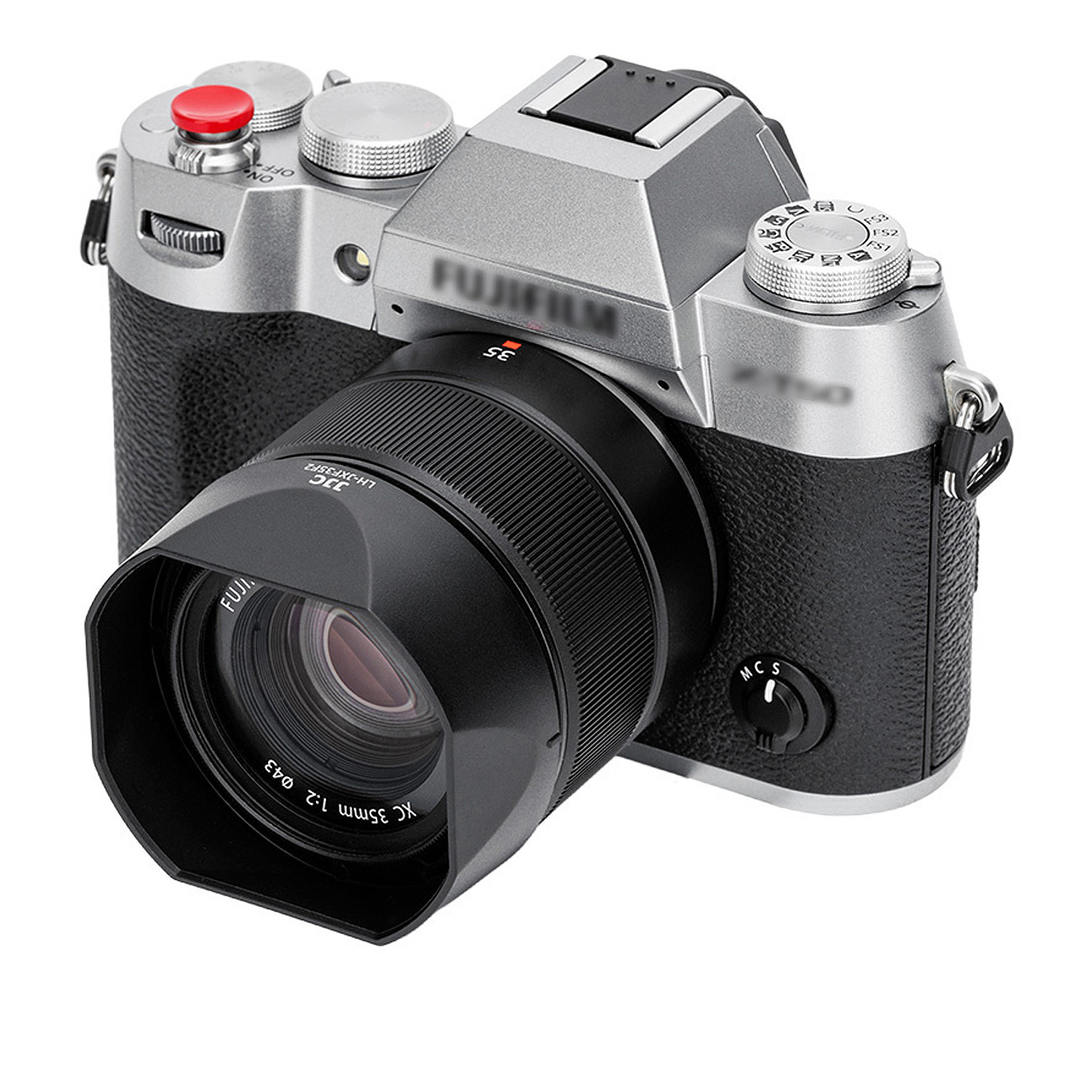 Eine silber-schwarze Fujifilm-Kamera mit montiertem Objektiv und Gegenlichtblende auf weißem Hintergrund.