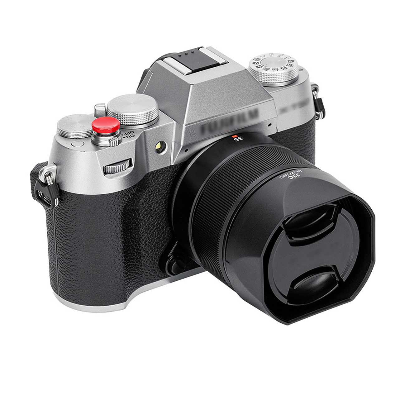 Eine silber-schwarze Digitalkamera mit rotem Auslöser und schwarzer Gegenlichtblende auf weißem Hintergrund.
