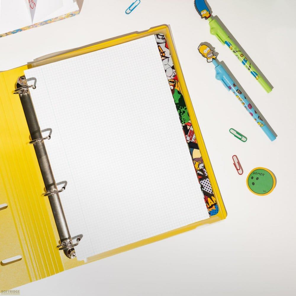 Ein offener gelber Ordner mit kariertem Papier, Simpsons-Stiften und Büroklammern auf weißem Hintergrund.