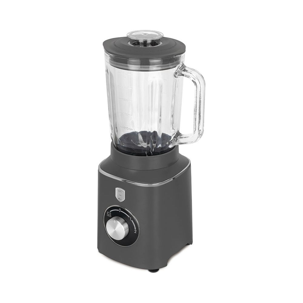 Un frullatore grigio con caraffa in vetro e selettore di velocità rotativo su sfondo bianco.