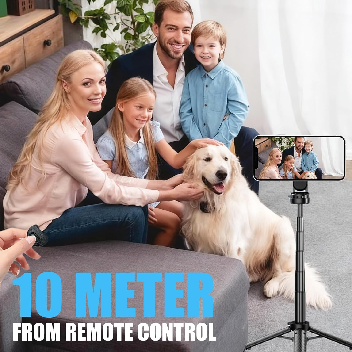Eine glückliche Familie mit einem Golden Retriever sitzt auf einem Sofa, aufgenommen mit einem Selfie-Stativ.