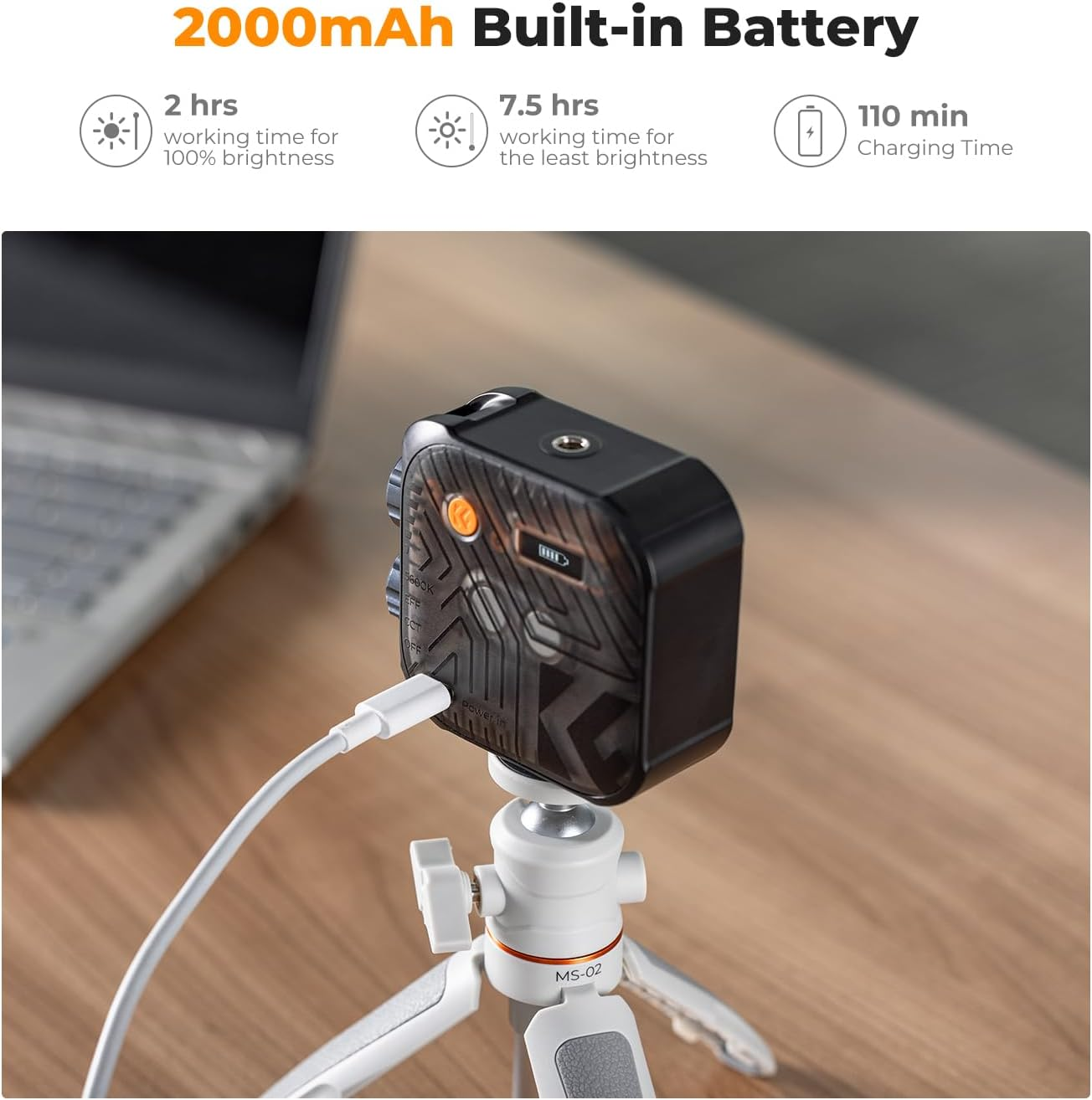 Schwarze LED-Leuchte auf weißem Stativ auf Holzoberfläche mit USB-Kabel.