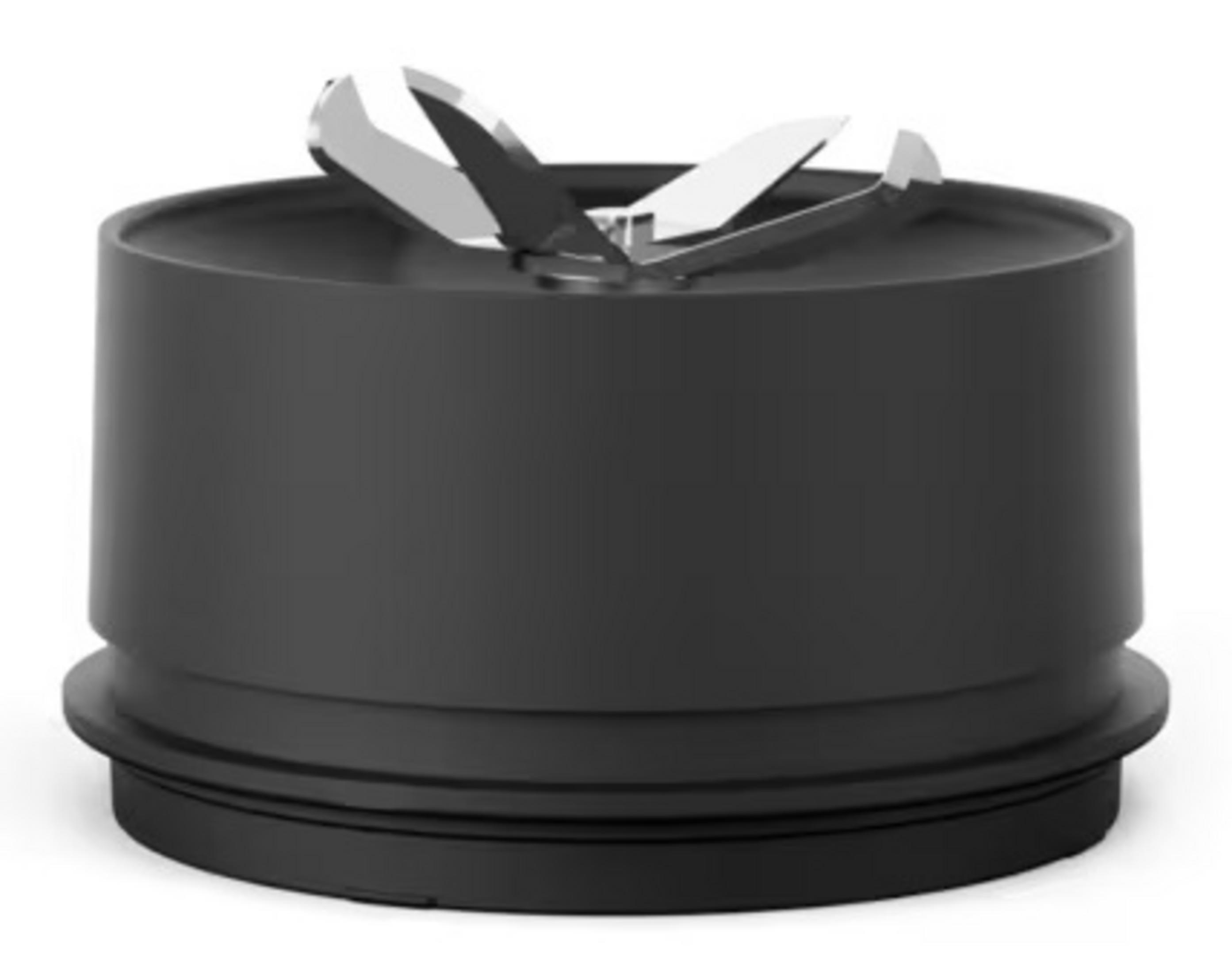 Accessorio per frullatore nero con quattro lame in metallo lucido sopra, su sfondo bianco.