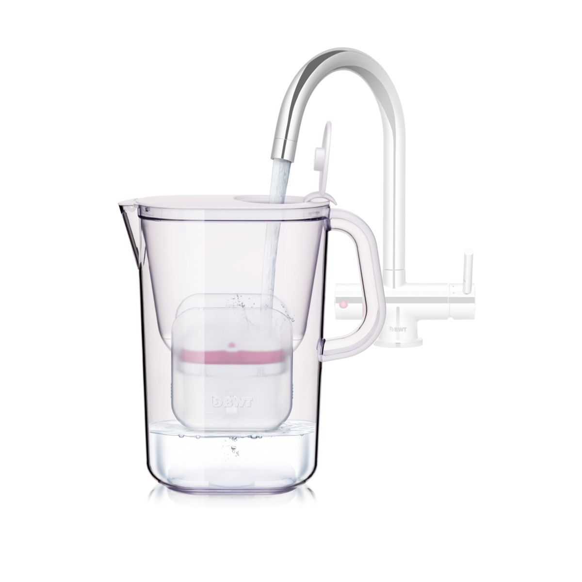 Ein Wasserhahn füllt eine transparente Wasserfilterkanne mit fließendem Wasser.