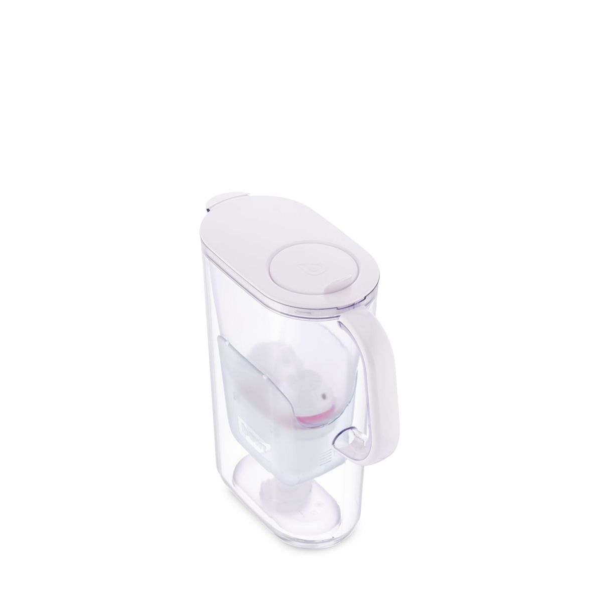 Ein weißer, transparenter Wasserfilterkrug mit weißem Deckel und Griff auf weißem Hintergrund.