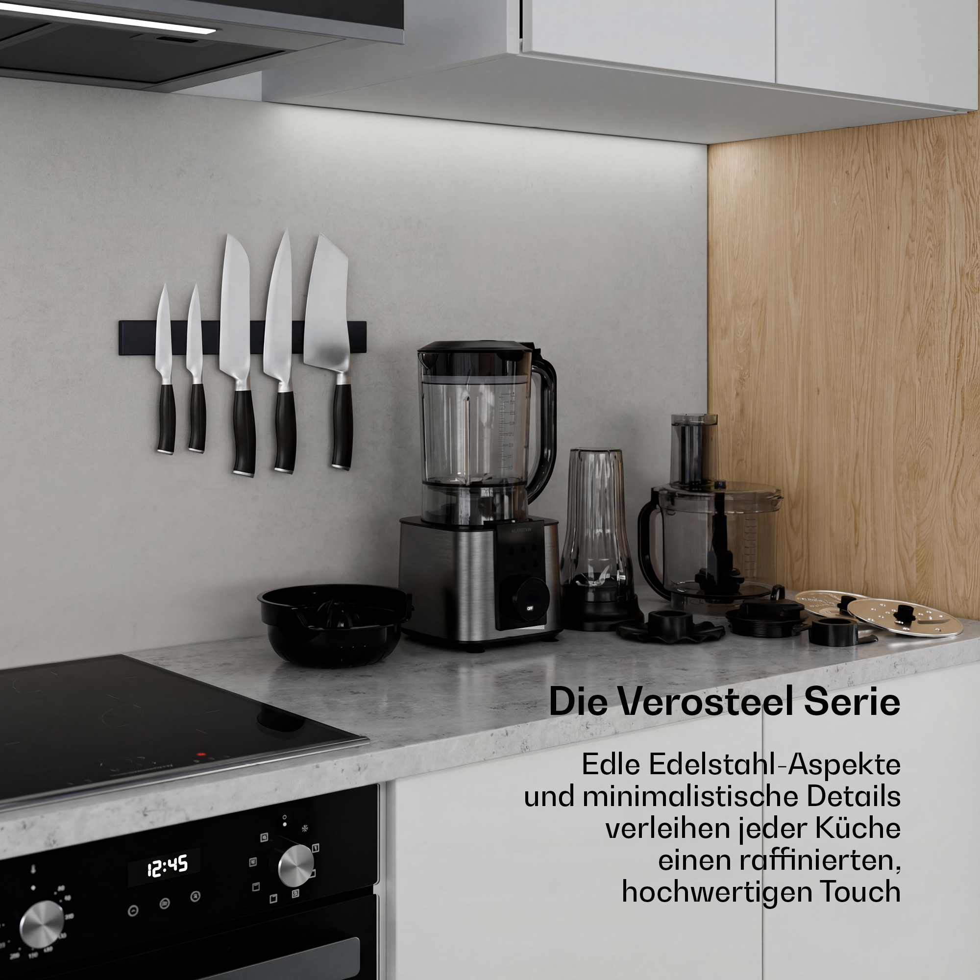 Cucina moderna con frullatore in acciaio inox, portacoltelli magnetico e piano cottura.