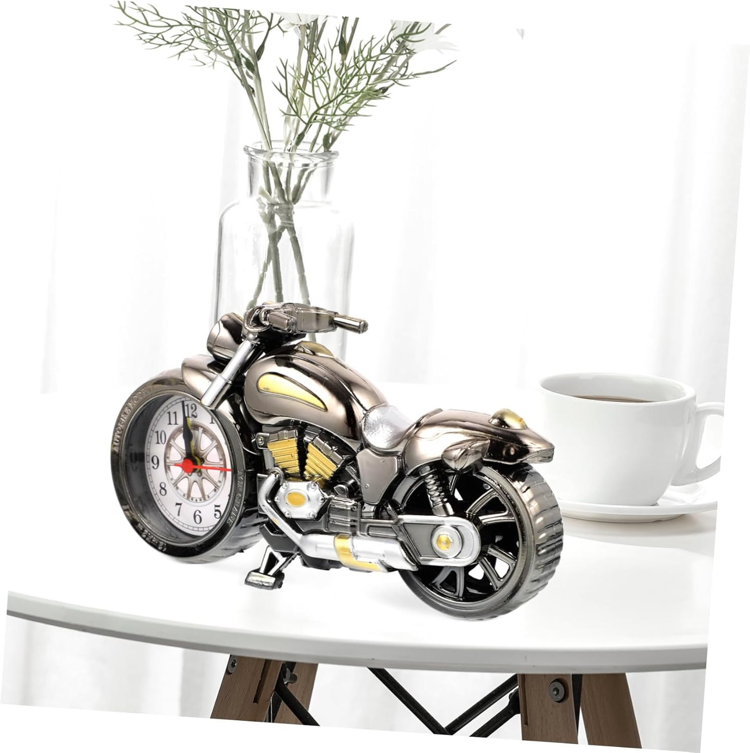 Motorradförmige Uhr auf einem Tisch mit Vase und Tasse.