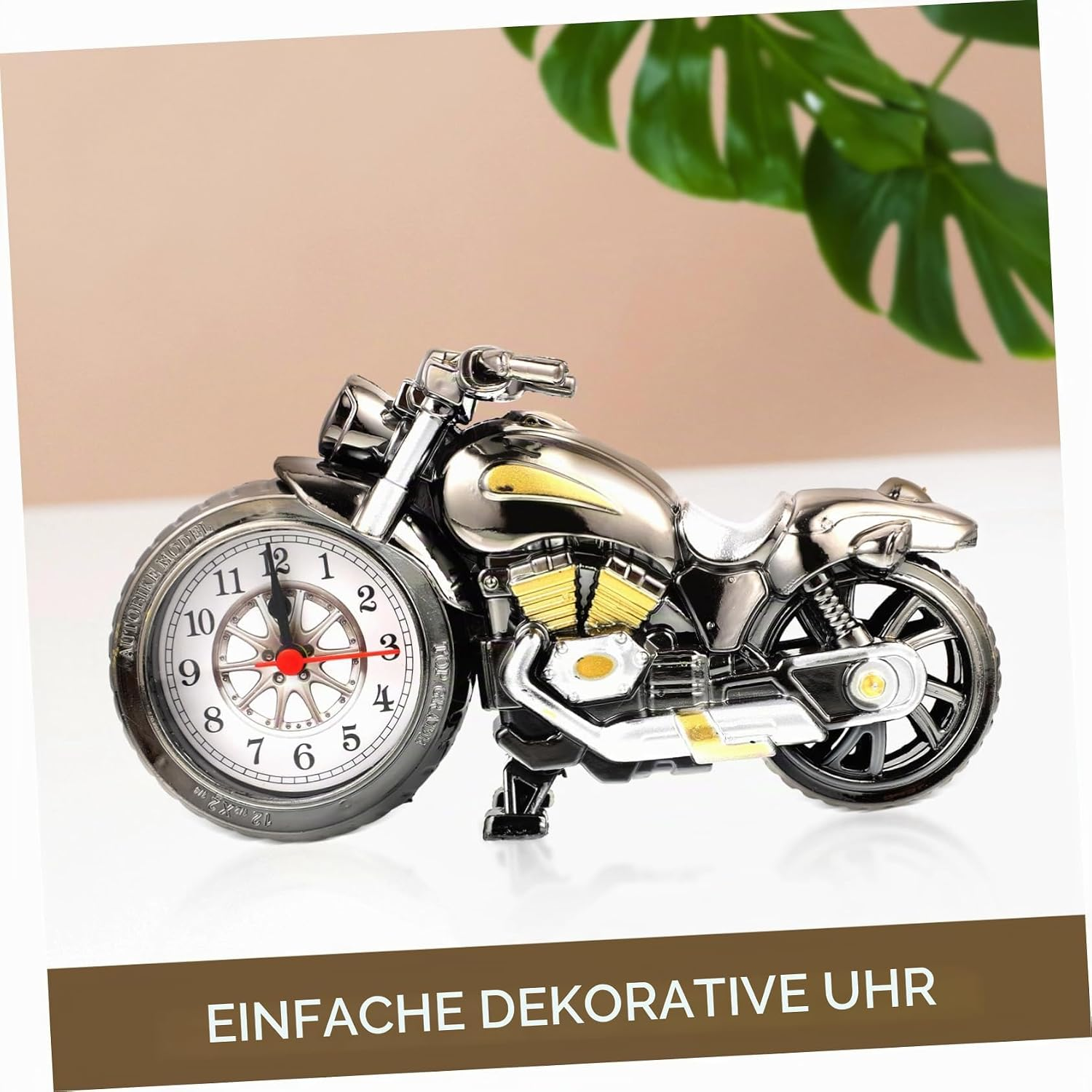 Eine dekorative Motorrad-Tischuhr in Chrom-Optik mit Zifferblatt im Vorderrad und Text unten.