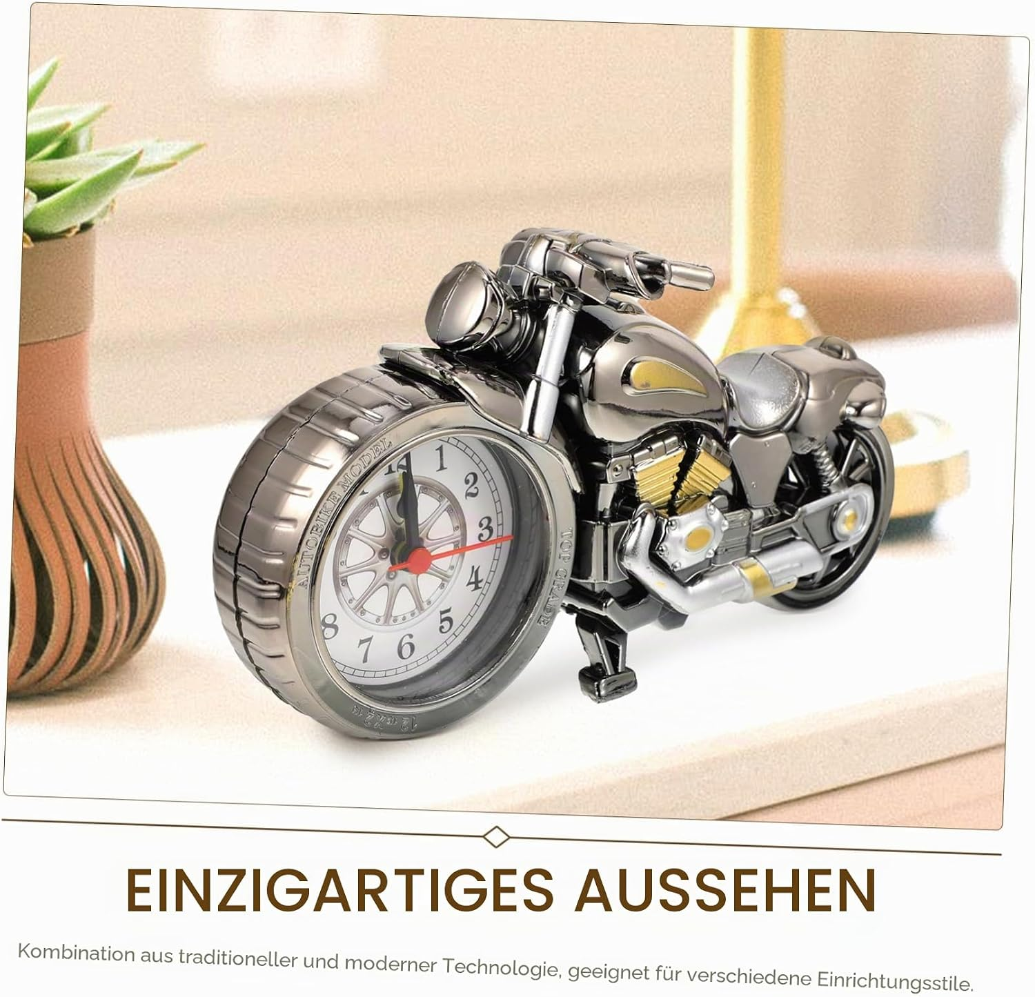 Eine Tischuhr im Design eines Motorrads, bei der das Vorderrad als Zifferblatt dient, steht auf einem hellen Tisch.